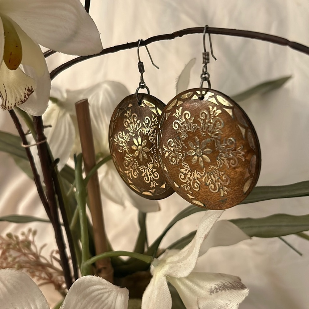lightweight wooden round with gold pattern, geometric, and Fleur de Lee 2” round